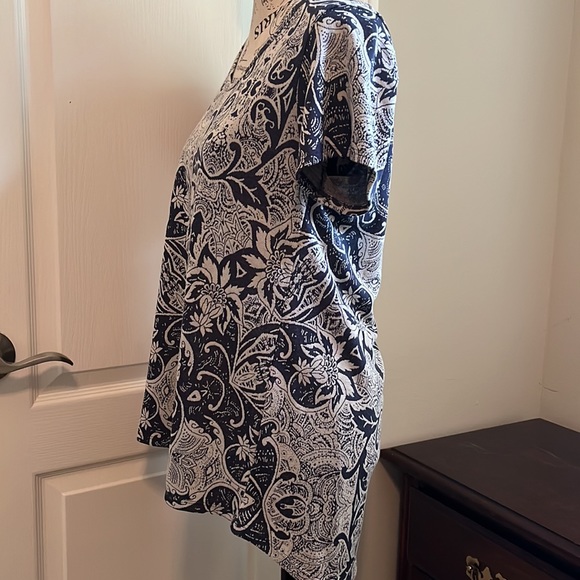 LuLaRoe Classic T - Size Small. Jacquard material - Picture 5 of 12